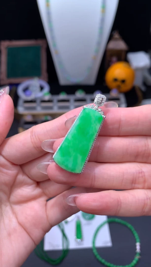 18K金镶嵌定制翡翠48小时鉴赏期 退货不扣服务费