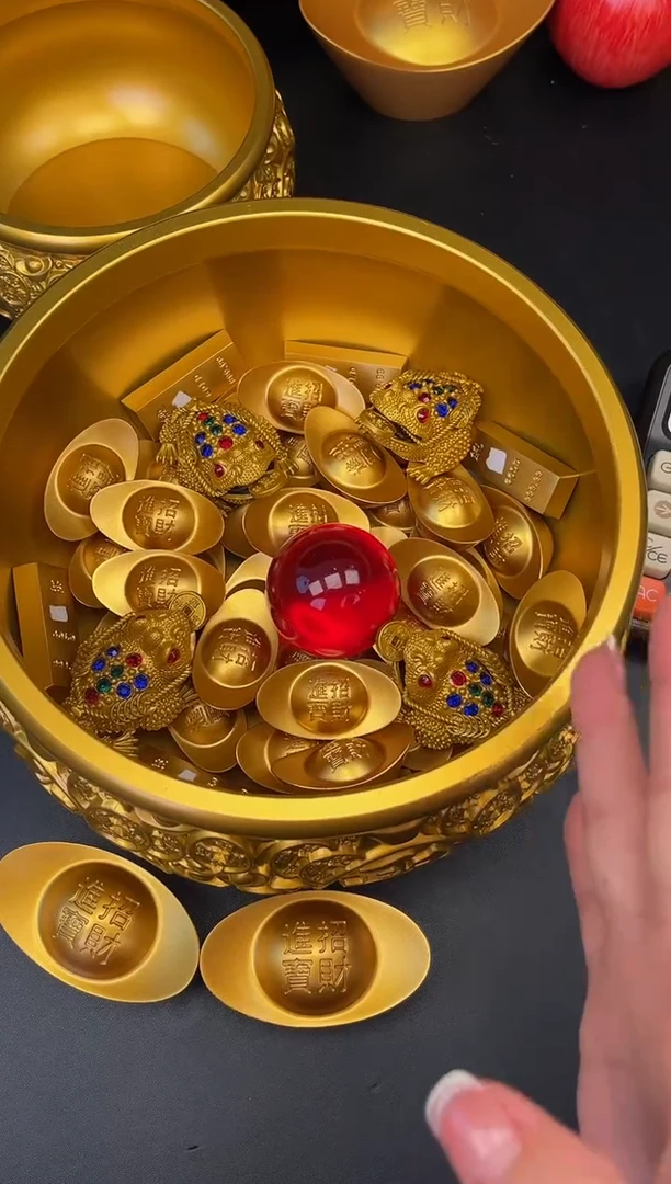 铜30个2号元宝+8个金条（5.3cm）+4个金色金蟾