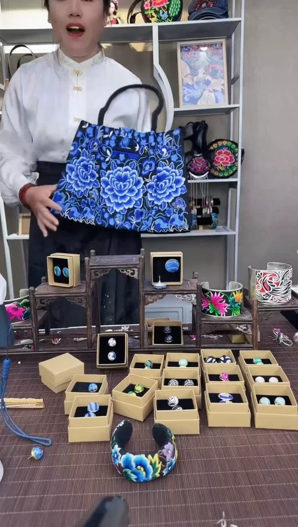 【闪购商品】织绣机绣青花手提包