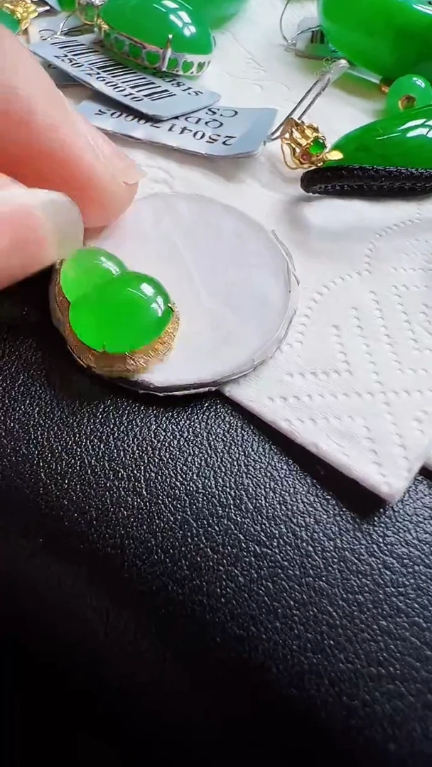 颈饰18K金镶嵌翡翠葫芦