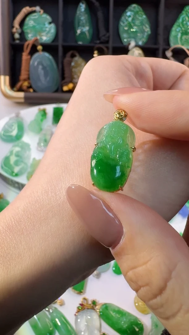 颈饰18K金镶嵌翡翠缅甸A货翡翠