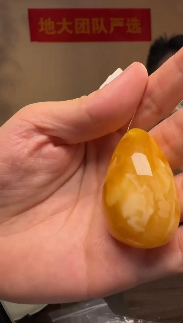 未镶嵌吊坠(不含链)琥珀俄料鸡油黄蜜蜡吊坠