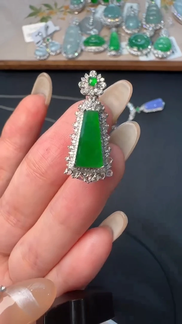 【闪购商品】翡翠吊坠(不含链)18K金镶嵌42