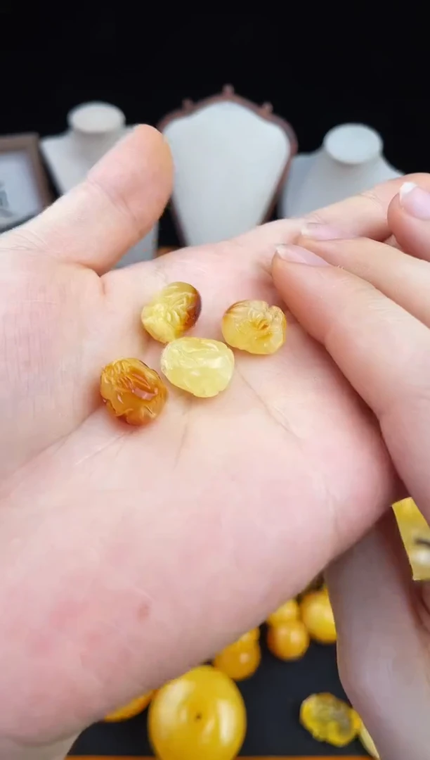 琥珀未镶嵌珠宝奇石多样性发其一