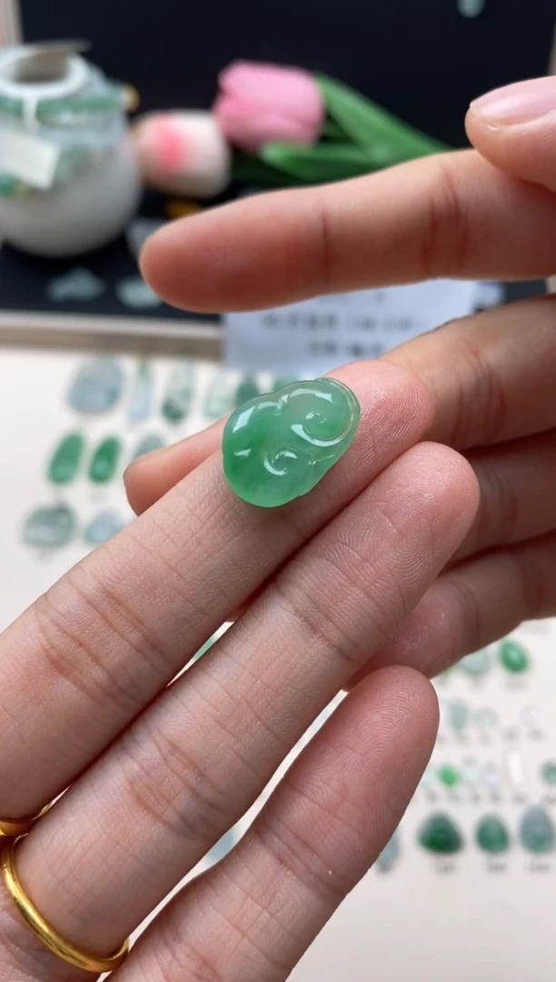 【闪购商品】翡翠颈饰未镶嵌果绿如意