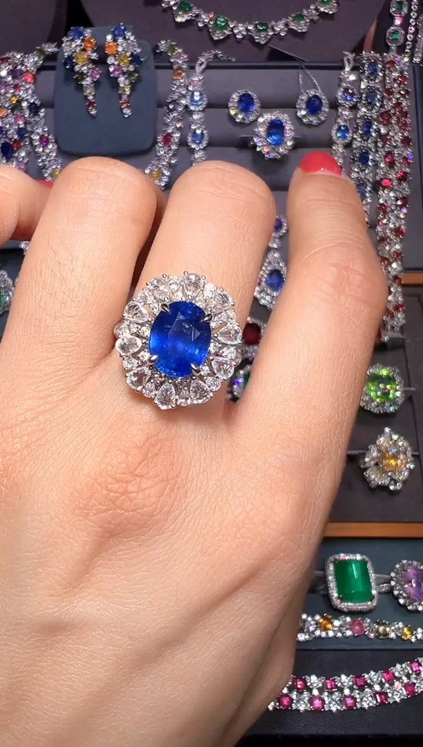 戒指蓝宝石18K金镶嵌      GUILD 4.24克拉