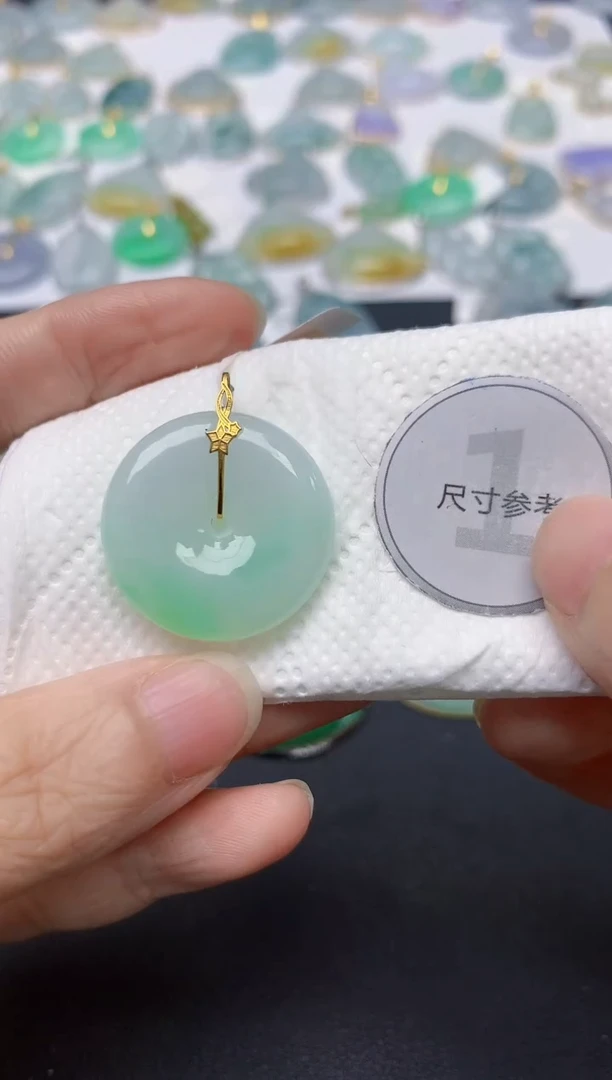 翡翠18K金镶嵌颈饰天然缅甸A货翡翠