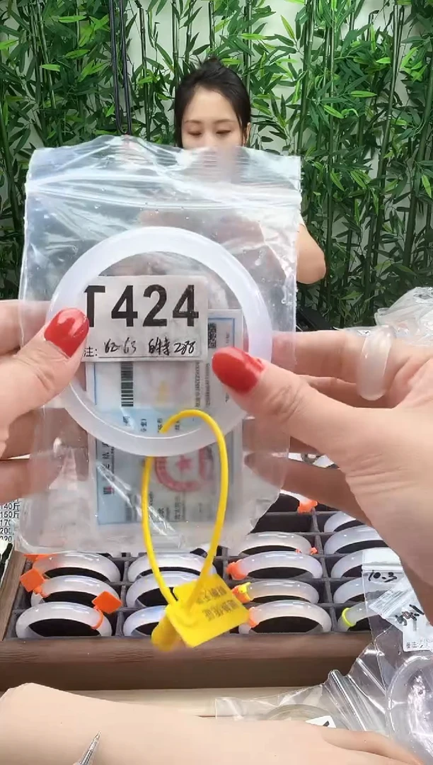 玛瑙/玉髓手镯未镶嵌t424