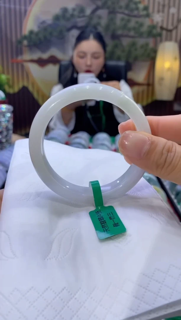 【闪购商品】翡翠手镯未镶嵌多人08601