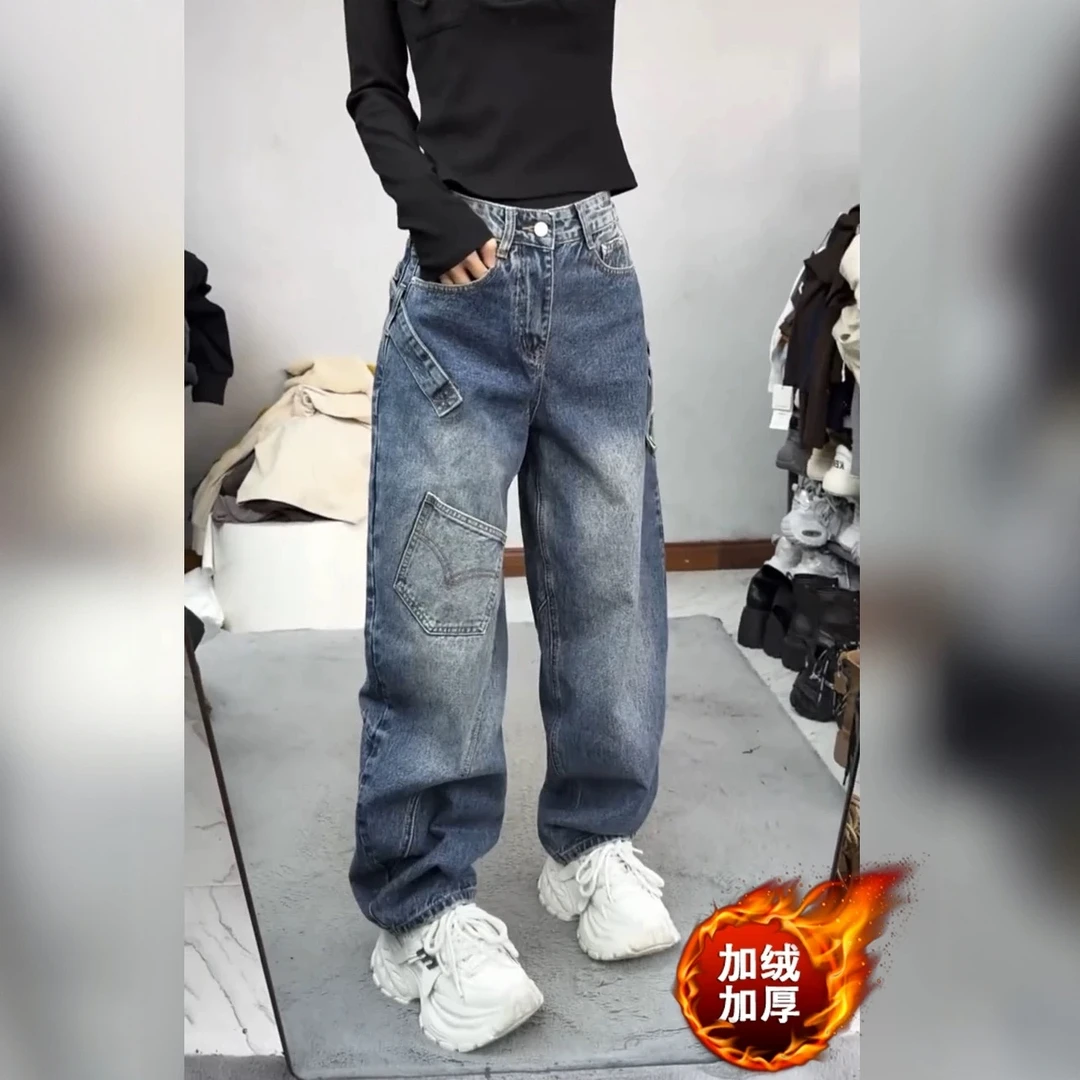 加绒加厚拼接口袋弯刀牛仔裤女冬季梨型身材高腰宽松显瘦阔腿裤子