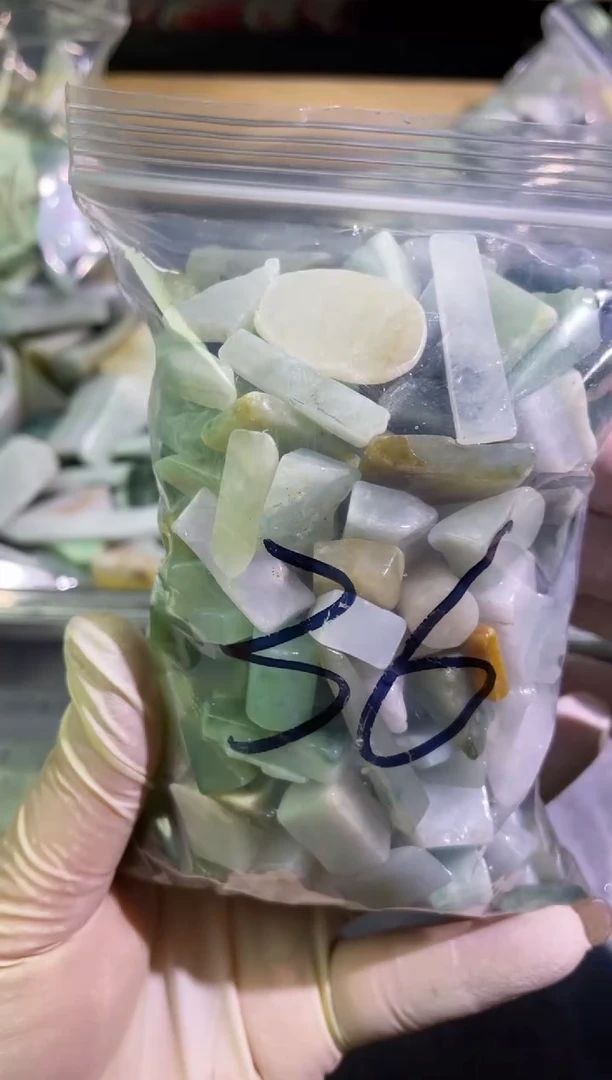 【闪购商品】翡翠颈饰未镶嵌天然翡翠边角小号500克36