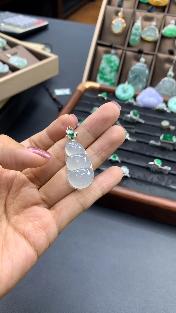 翡翠18K金镶嵌颈饰黑**佳福豆