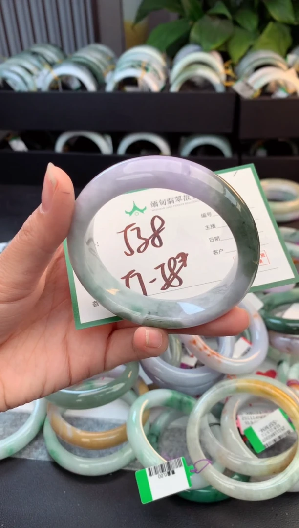 未镶嵌定制翡翠毛货需精细抛光+多人