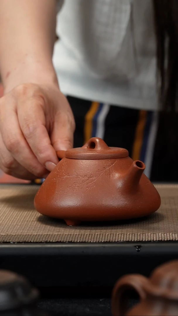 茶壶紫砂红降坡子冶刻梅花220c