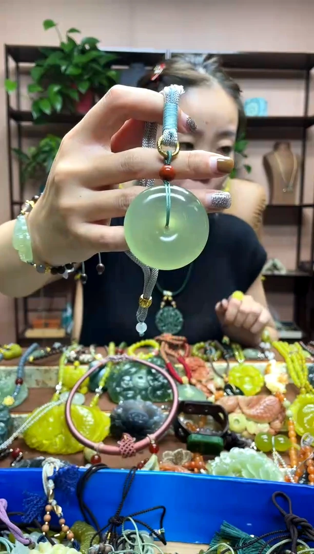 未镶嵌岫玉颈饰·