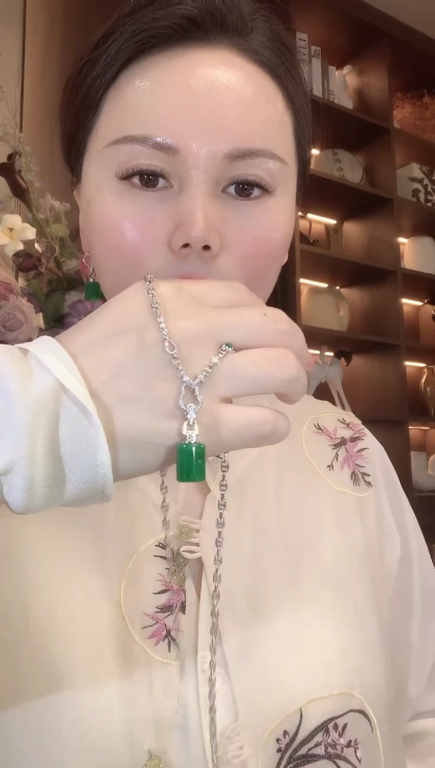 吊坠(不含链)18K金镶嵌翡翠A3 多样性发货一件