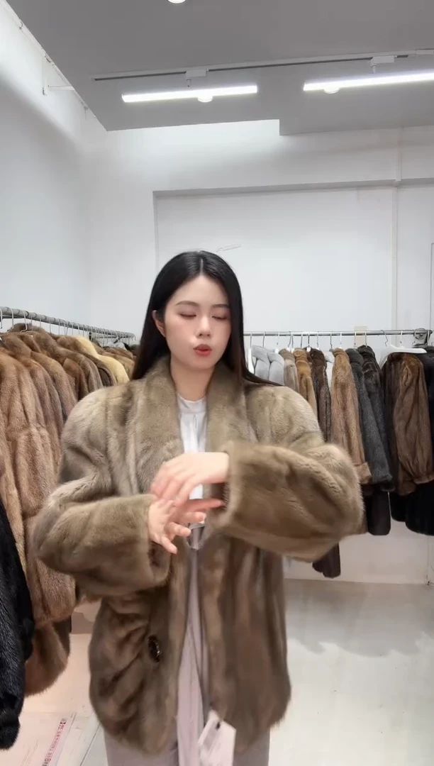 反季买皮草别墅靠大海