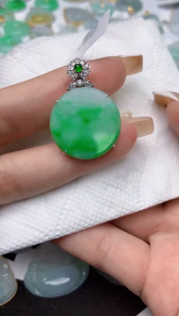 翡翠18K金镶嵌颈饰天然缅甸A货翡翠