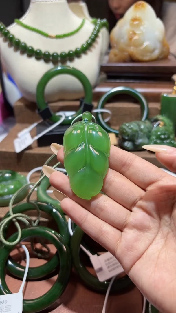 颈饰未镶嵌和田玉（碧玉）1