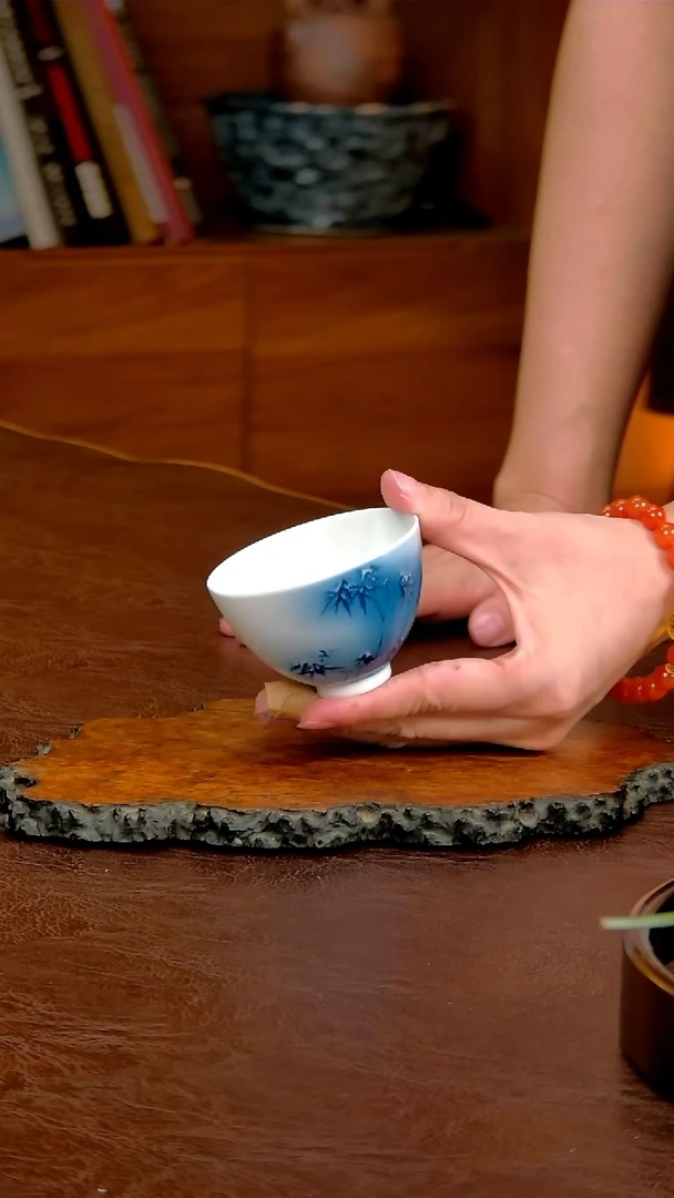 青花雪竹鸡心杯