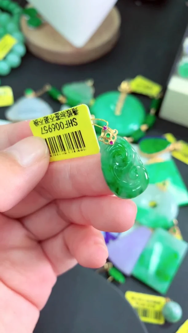 颈饰未镶嵌翡翠挂件