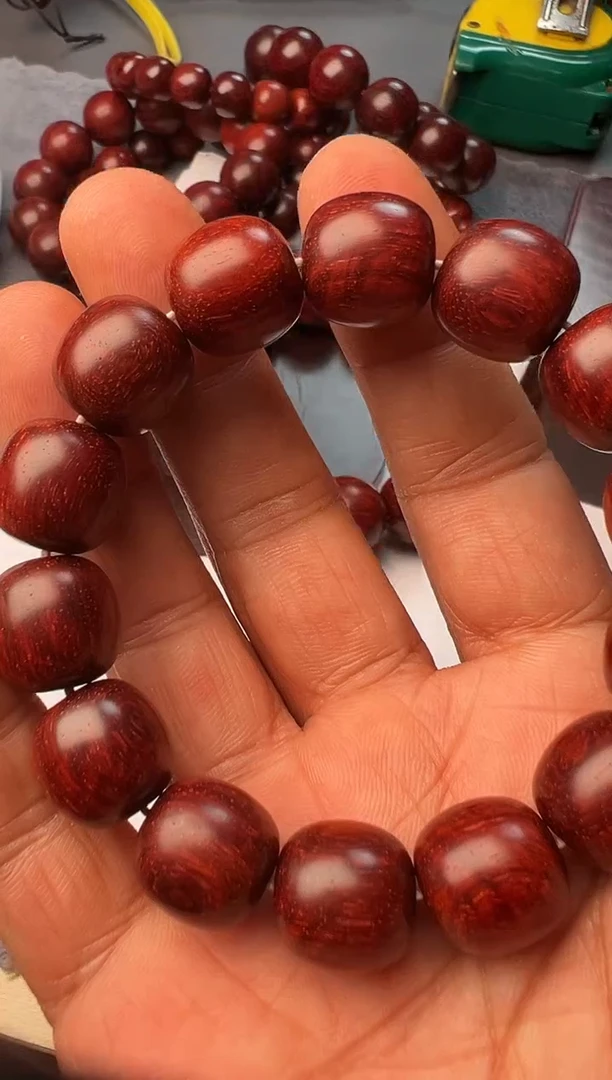 紫檀木类端景台印度小叶紫檀1.5*1.5手串