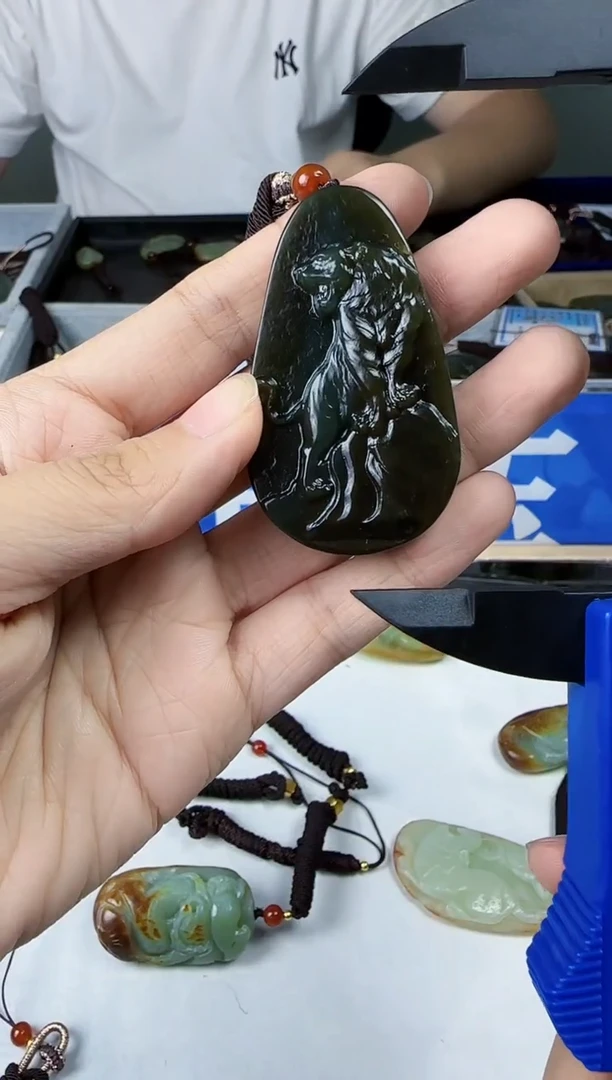 和田玉未镶嵌颈饰1