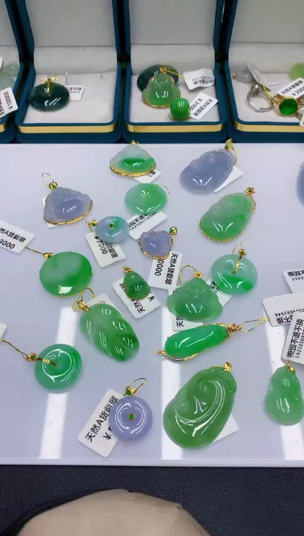 颈饰18K金镶嵌翡翠翡翠