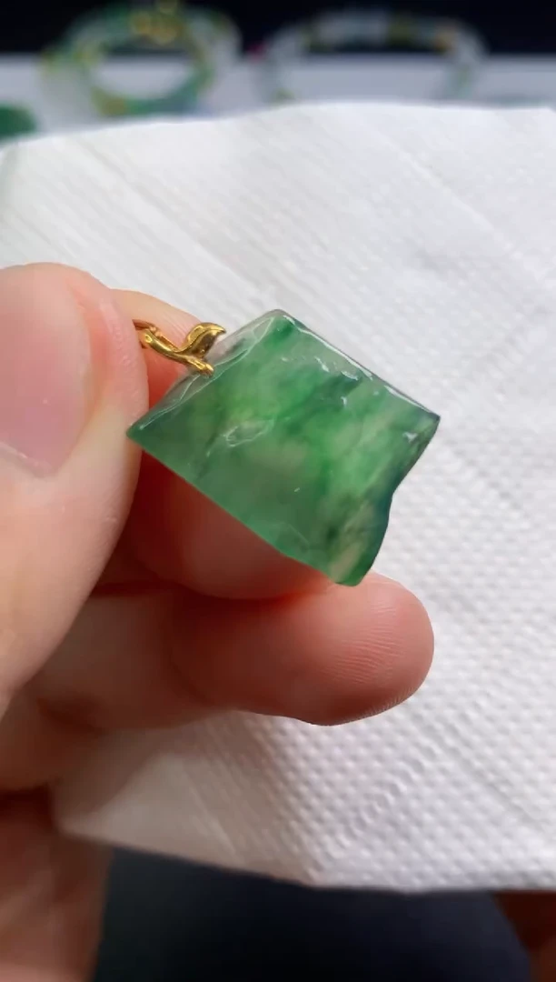 颈饰未镶嵌翡翠