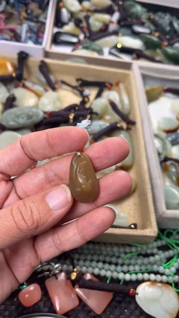 【闪购商品】和田玉颈饰未镶嵌多样性发货没有证书拍一发一有瑕