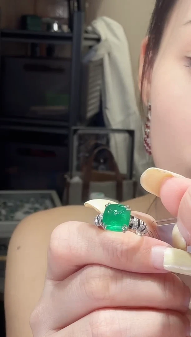 18K金镶嵌戒指祖母绿4.5ct