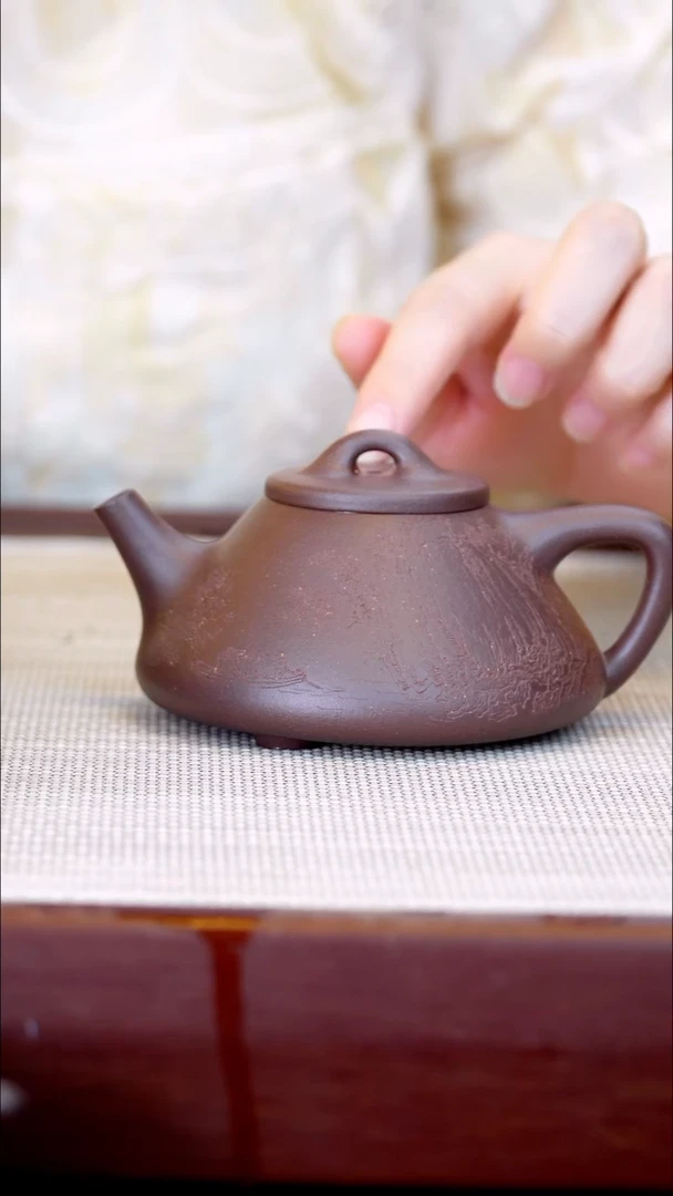 茶壶紫砂4号井紫泥子冶石瓢刻山水200C