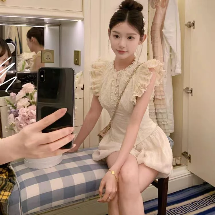 韩系甜美少女显瘦U型分割刺绣镂空小飞袖上衣女配休闲裙裤两件套