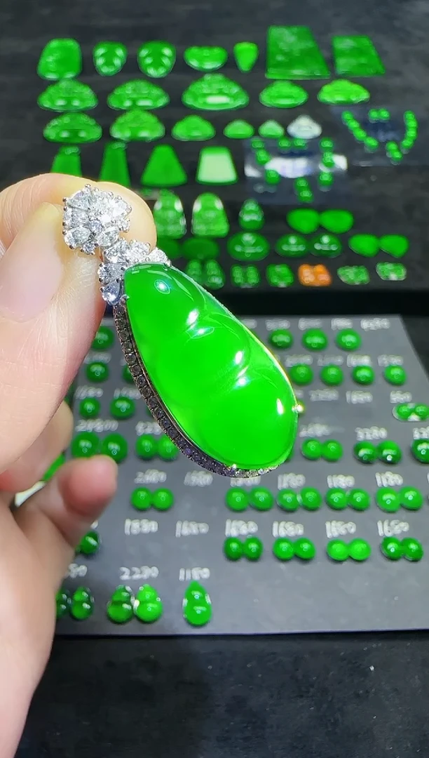 18K金镶嵌裸石翡翠福豆天然翡翠A货