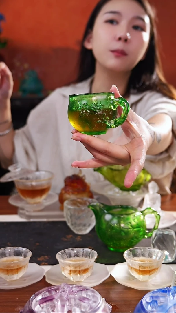 古法琉璃绿色梅花侧把杯
