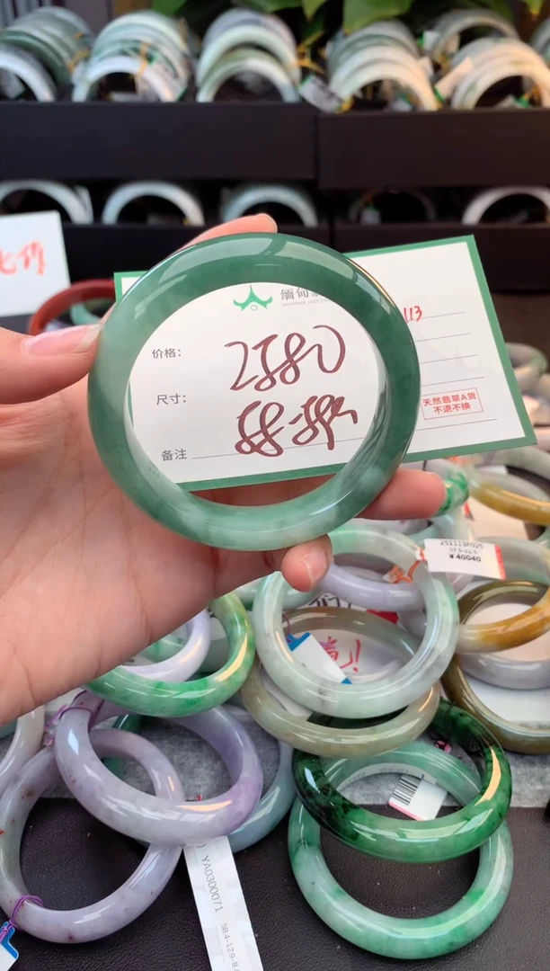 未镶嵌定制翡翠毛货需精细抛光+多人