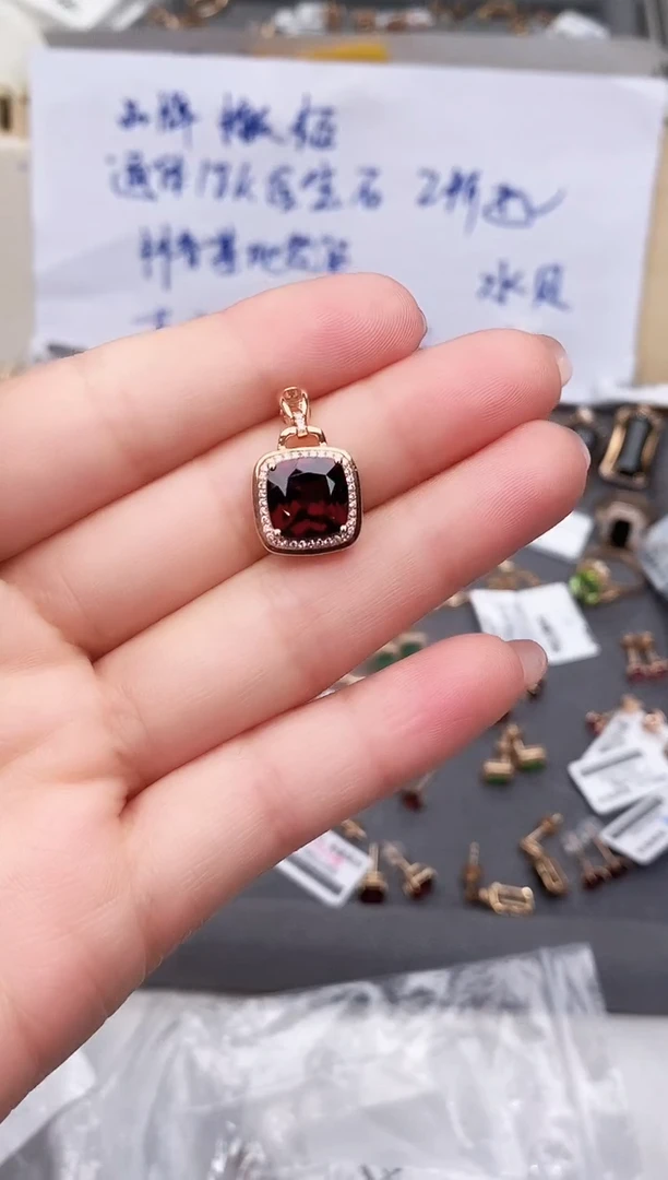 颈饰18K金镶嵌石榴石-专柜-