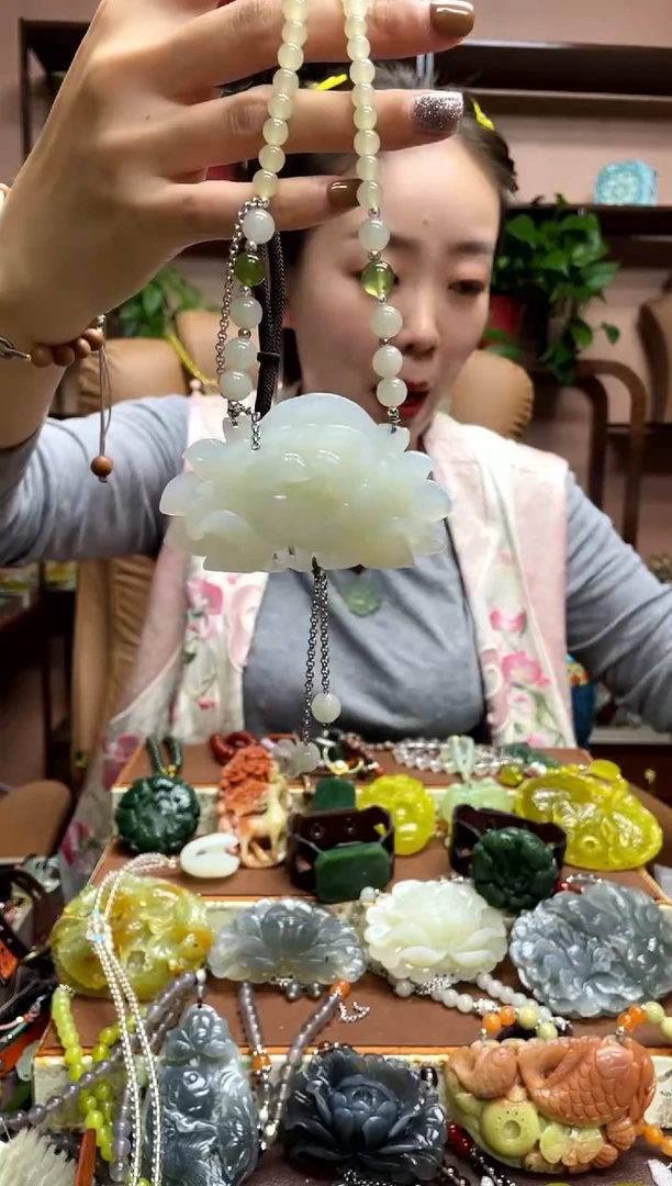 未镶嵌岫玉颈饰·