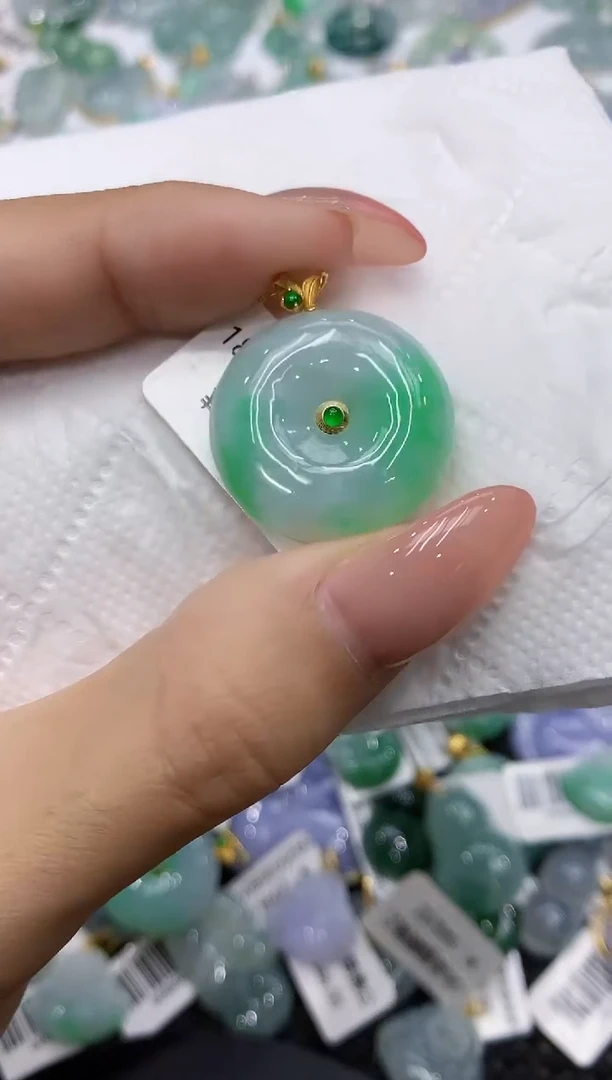 颈饰18K金镶嵌翡翠111111111111
