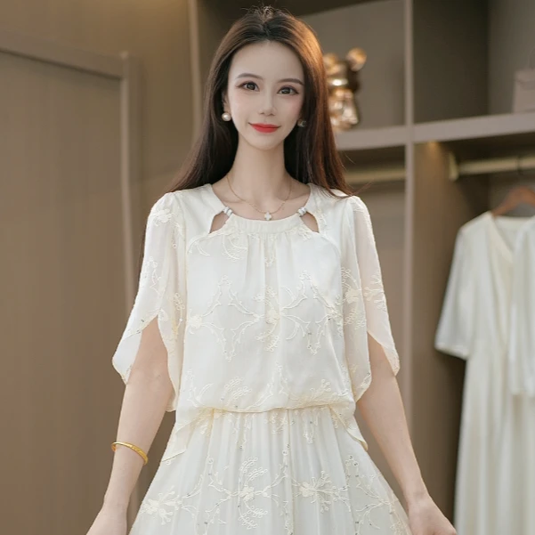 夏季改良款2025新中式设计优雅刺绣精致减龄白搭显瘦连衣裙M-4Xl