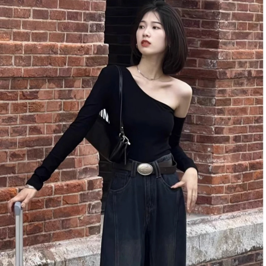 2025秋冬季新款纯欲辣妹风纯色斜肩紧身显瘦设计感短款修身上衣
