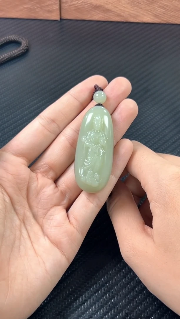 吊坠(赠链)未镶嵌和田玉且末微色差迪克兰二细M