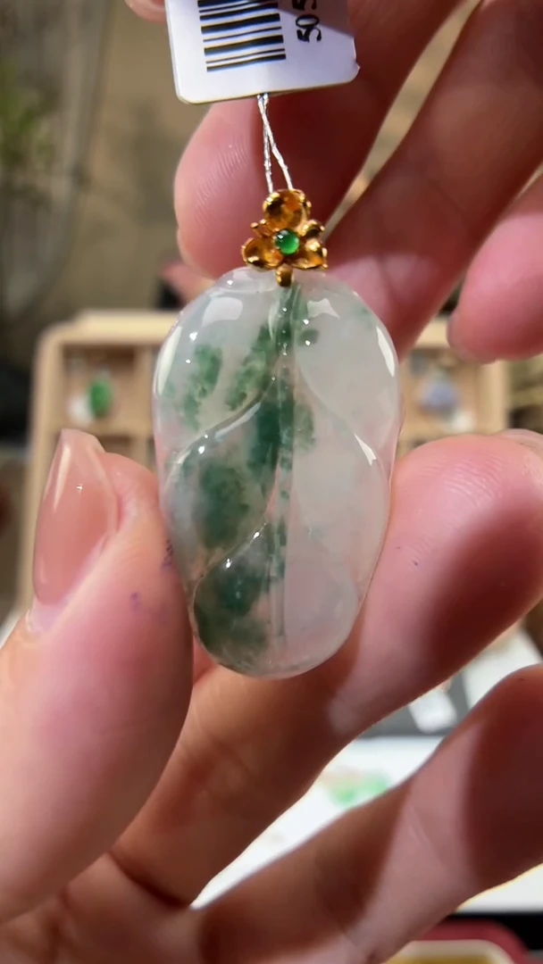 颈饰18K金镶嵌翡翠叶子