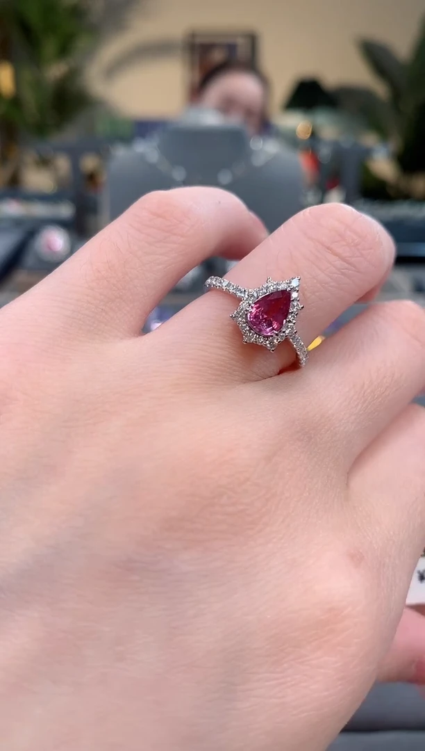 【闪购商品】彩色蓝宝石戒指18K金镶嵌蓝宝石