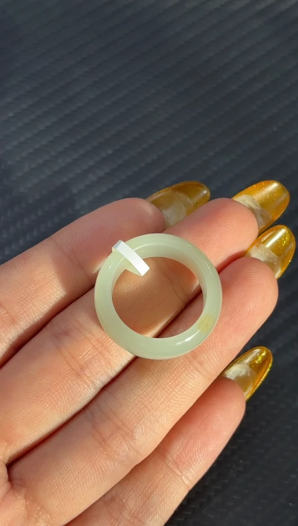 未镶嵌戒指和田玉且末高青白戒圈微色差