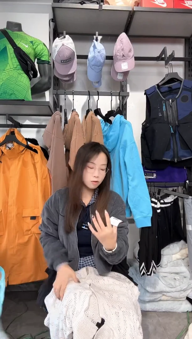 1421   编码 瑕疵款直播间过款为准 尺码  170