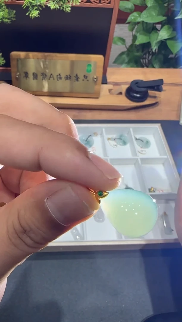 18K金镶嵌挂件翡翠A货翡翠多样性孤品