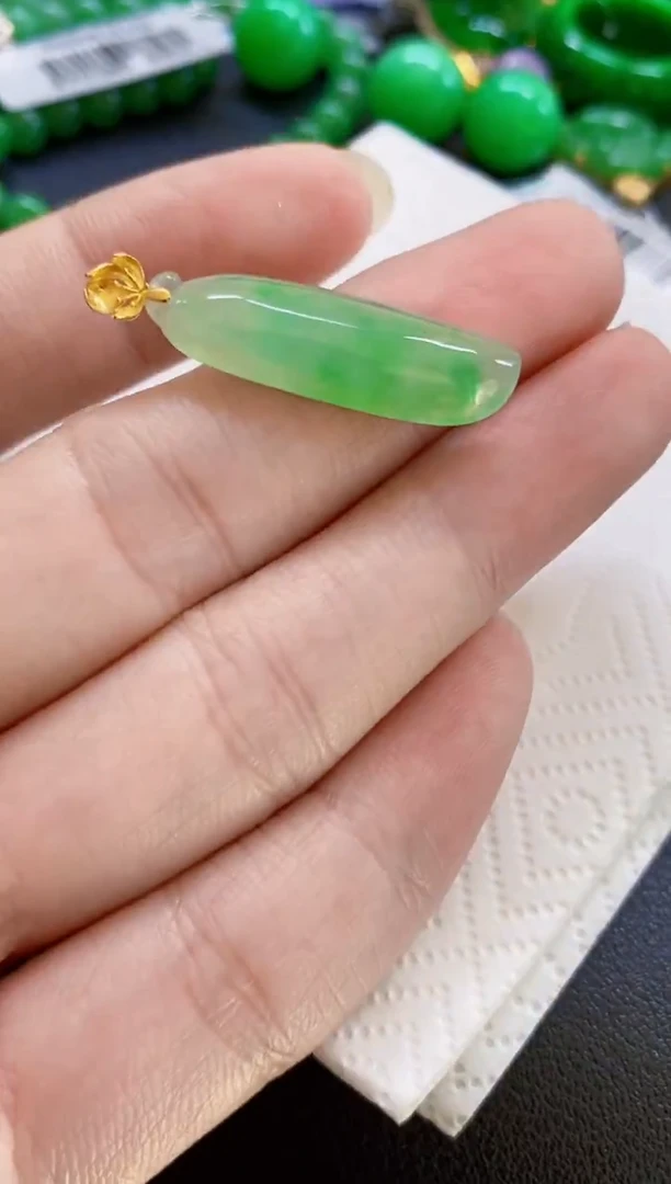 颈饰18K金镶嵌翡翠瓜