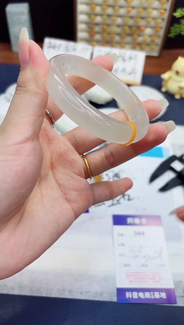 未镶嵌手镯石英质玉44-财气镯-圈口53-（微瑕）