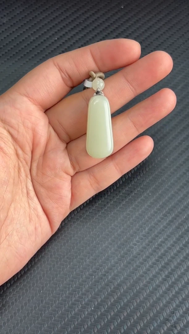 吊坠(赠链)未镶嵌和田玉且末微色差迪克兰一细吊坠